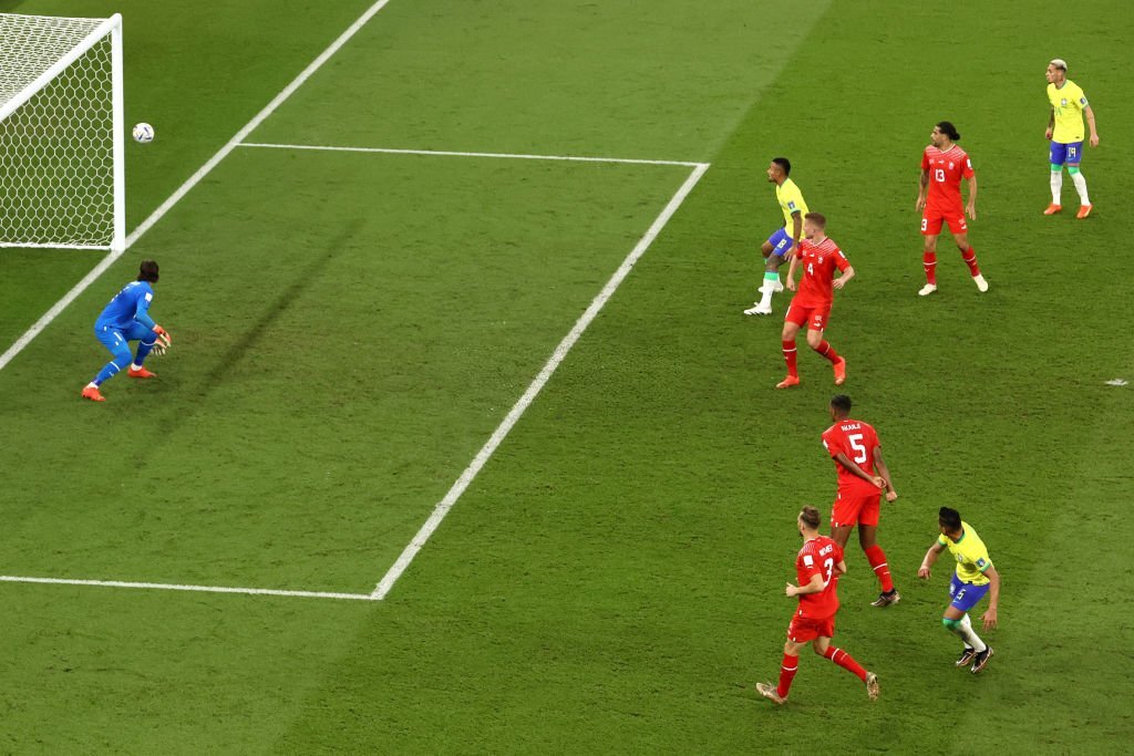 Hàng thủ Thụy Sĩ thất thần sau siêu phẩm của Casemiro 2